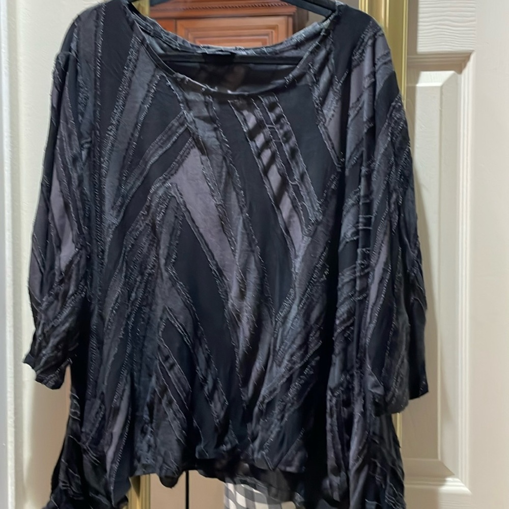 Simply Vera Wang grey and black top